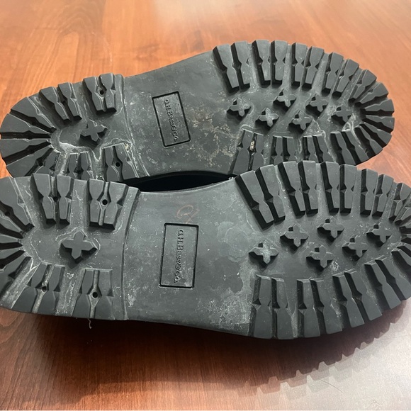 G.H. Bass black loafers. - Picture 6 of 6